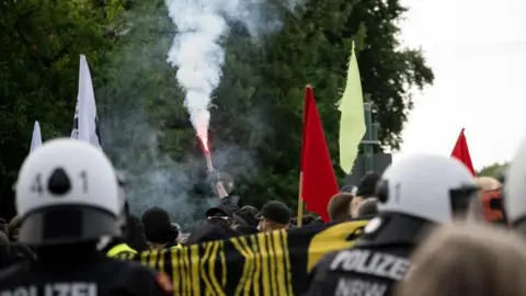 EPA Police and protesters in Essen