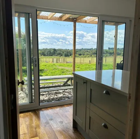 SWNS Kitchen counters on top of hardwood floors