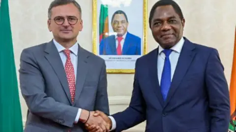 @MFA_Ukraine Ukrainian Foreign Minister Dmytro Kuleba (L) shakes hands with Zambia's President Hakainde Hichilema