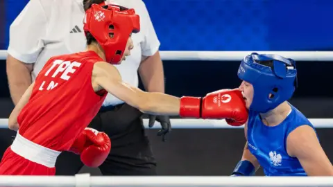 Getty Images Yu Ting Lin of Chinese Taipei and Julia Szeremeta (R) of Poland 