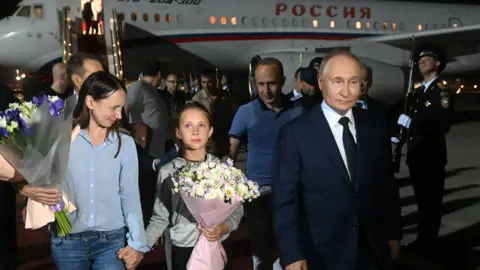 EPA President Vladimir Putin welcomes released Russian prisoners at tarmac 