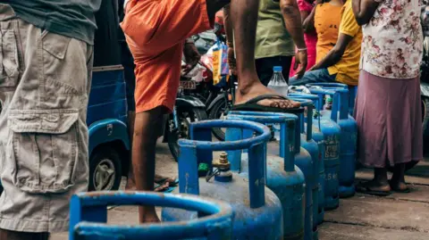 Getty Images People wait in a queue for gas at the Pellawatte Litro Gas filling station in Colombo, Sri Lanka, on Sunday, May 22, 2022. S