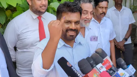 Getty Images Anura Kumara Dissanayake shows his finger marked with indelible ink