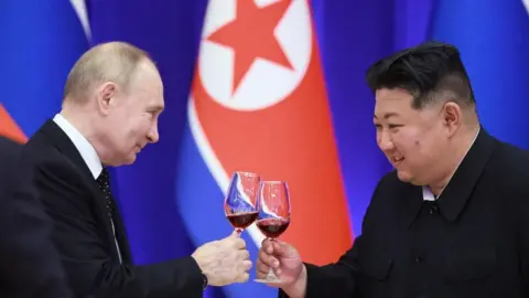  VLADIMIR SMIRNOV/POOL/AFP Russian President Vladimir Putin and North Korean leader Kim Jong Un toast during a reception at the Mongnangwan Reception House in Pyongyang on June 19, 2024