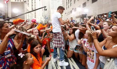 Getty Images Liam Payne signing autographs in front of hundreds of fans