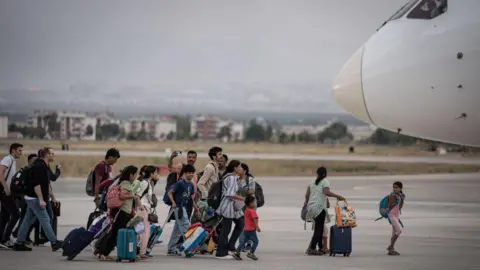 Getty Images The passengers board another plane that arrived in Erzurum, Turkiye after their Vistara Airlines flight from India to Germany made an emergency landing at Erzurum Airport due to a bomb threat, on September 7, 2024.