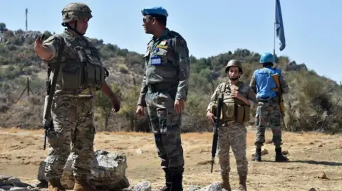 EFE Soldiers of the UN peacekeeping mission in Lebanon (Unifil) and Lebanese soldiers at the boundary with Israel (file photo)